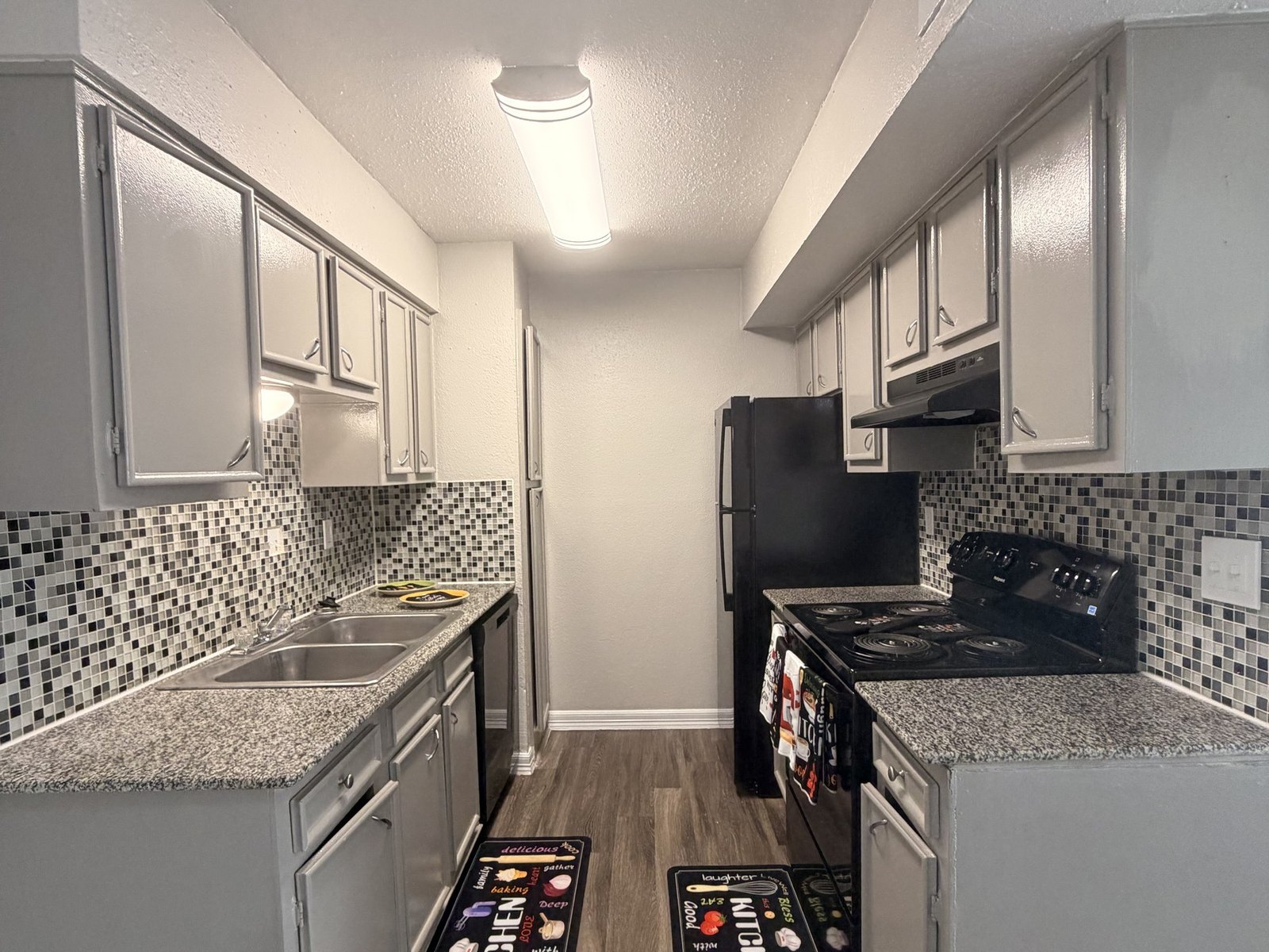 Cocina dentro de un apartamento de Lakeside Forest