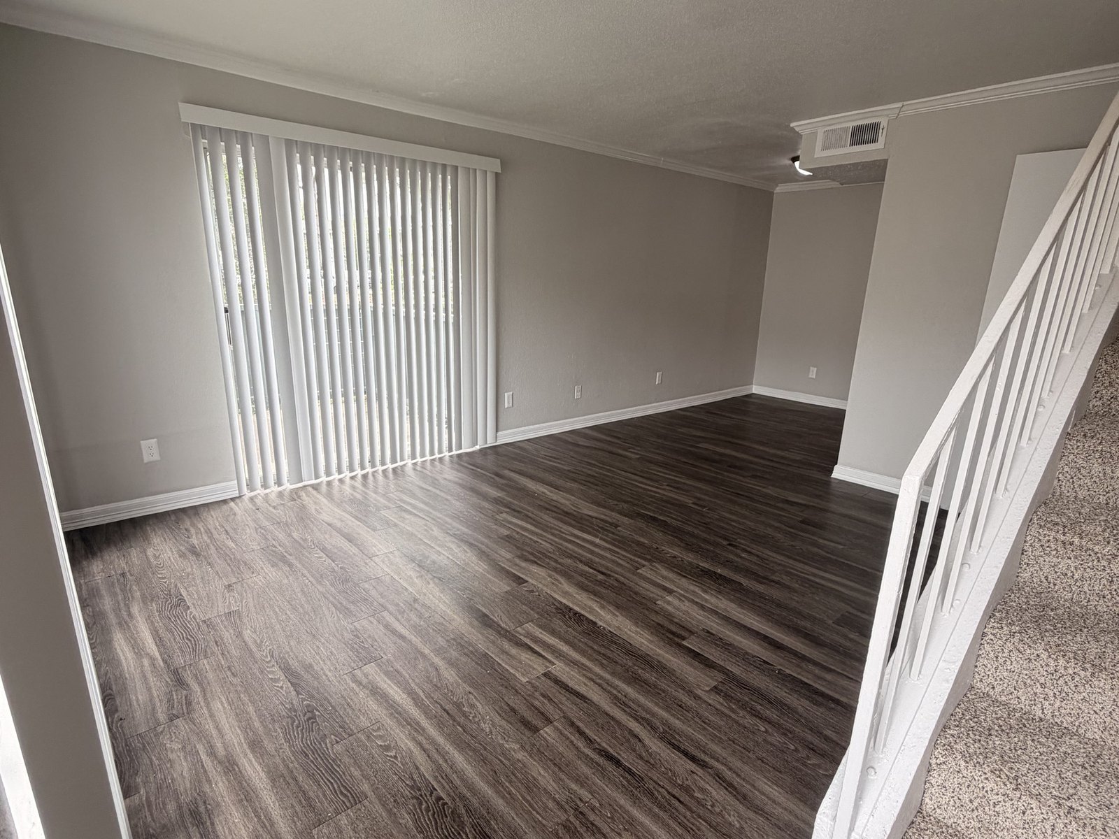 Sala dentro de un apartamento de Lakeside Forest