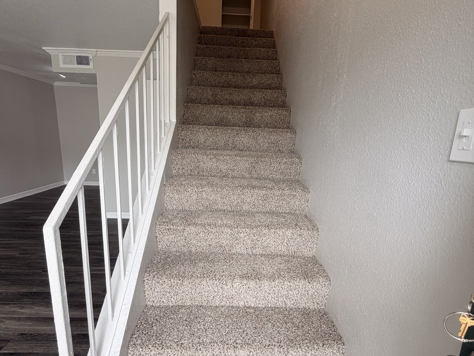 Escalera dentro de un townhome de Lakeside Forest